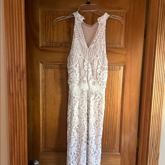 Elegant White Lace Maxi Dress - Picture 4 of 4